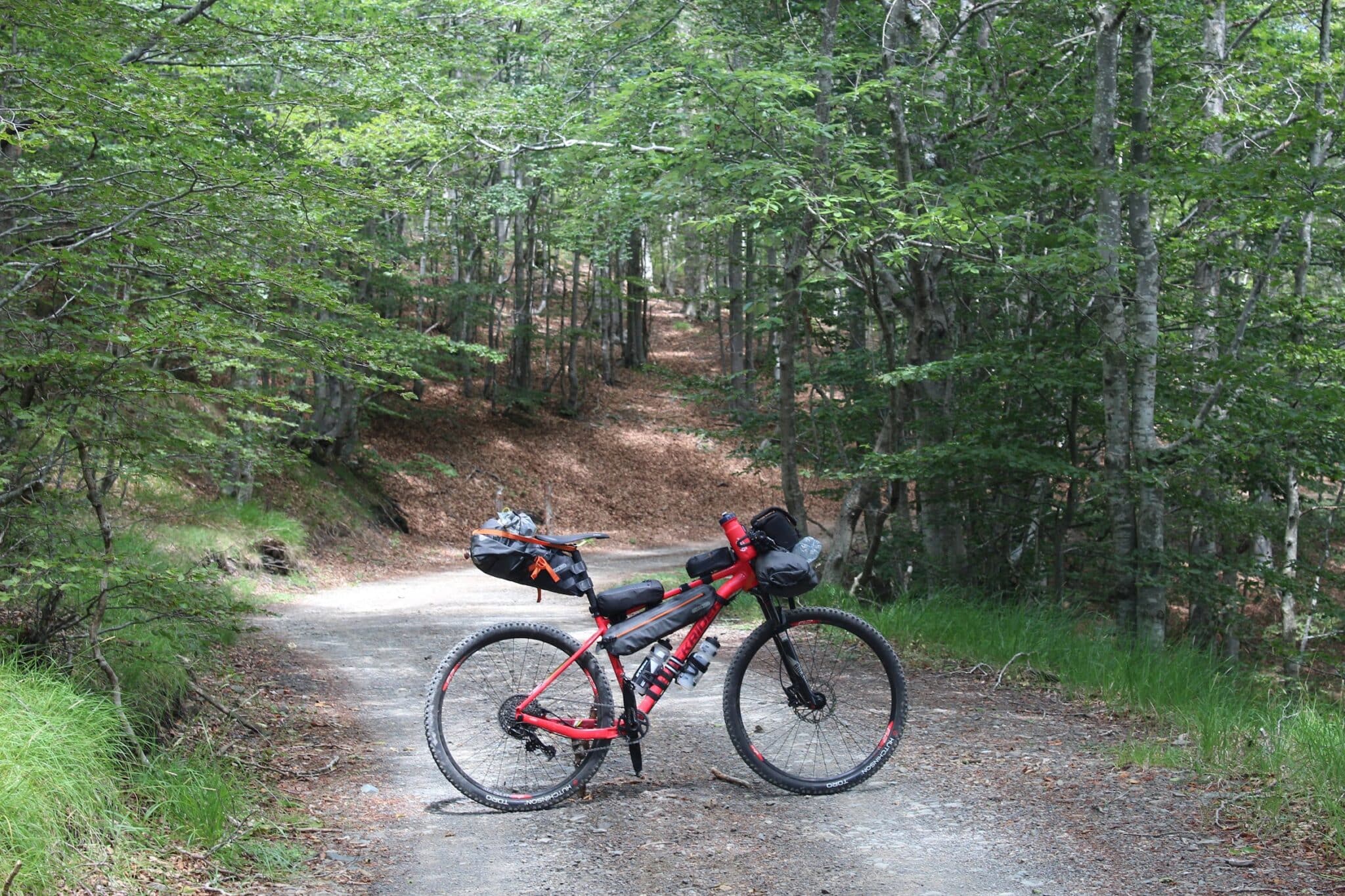 mountain bike rockrider xc500 com bolsas de bikepacking ortlieb em estrada de terra na liguria