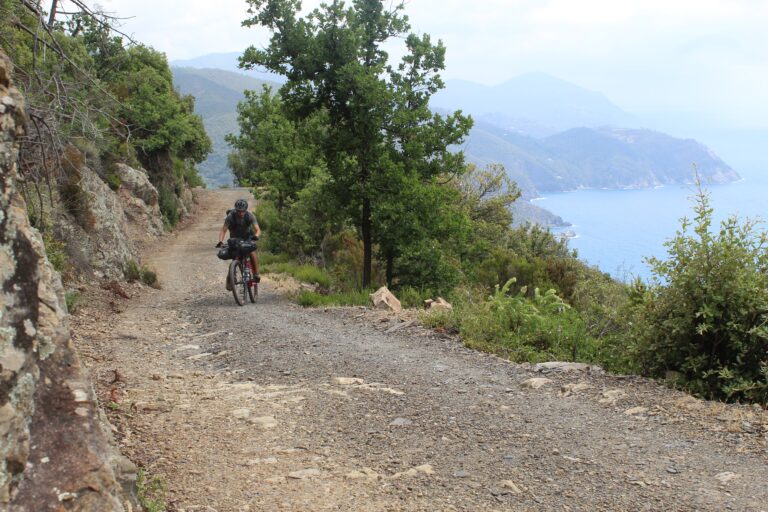 fernando cintra pedalando bikepacking na costa da ligura italia