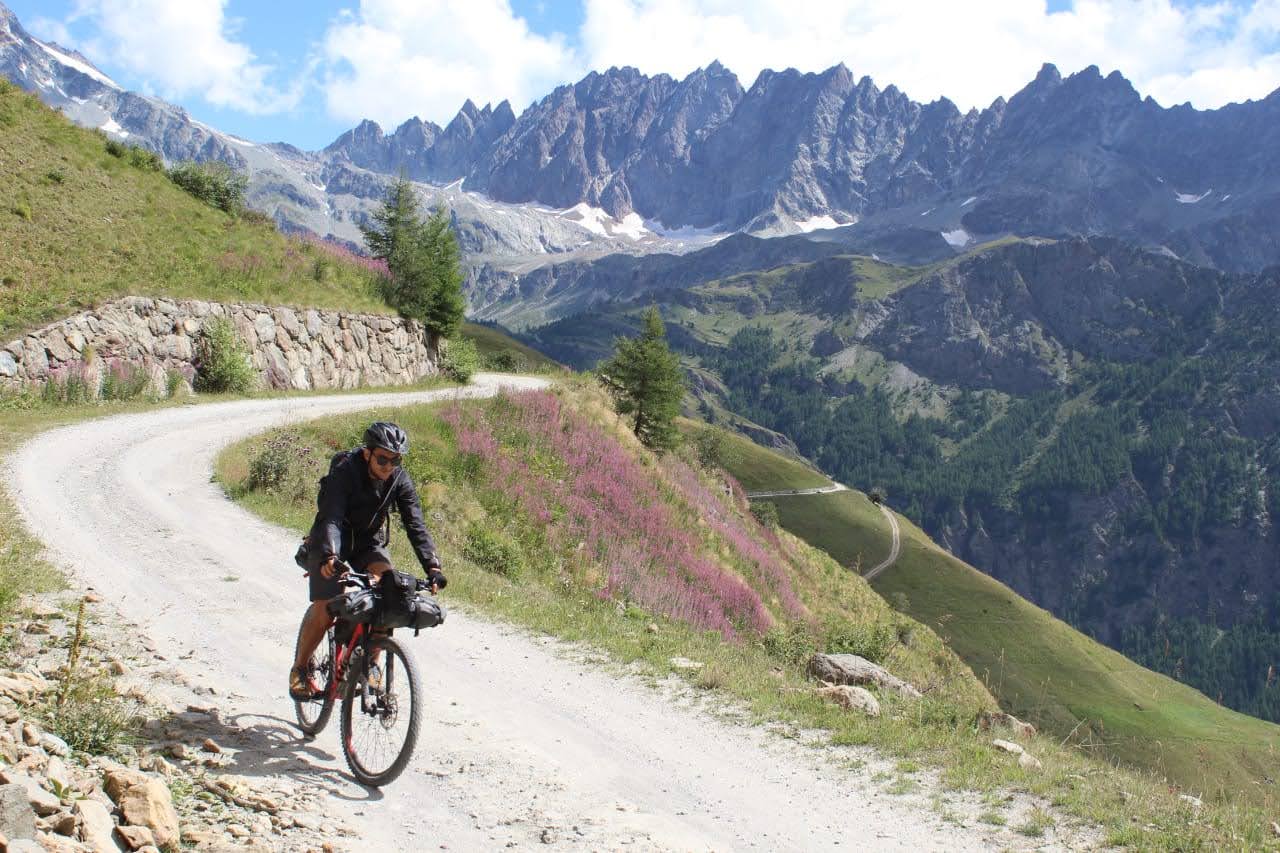 fernando cintra do aventrilha em bikepacking pelo tour des combins