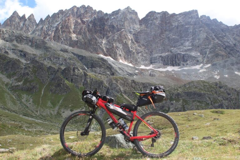 rockrider xc500 da decahtlon com bolsas de bikepacking nas montanahs dos alpes