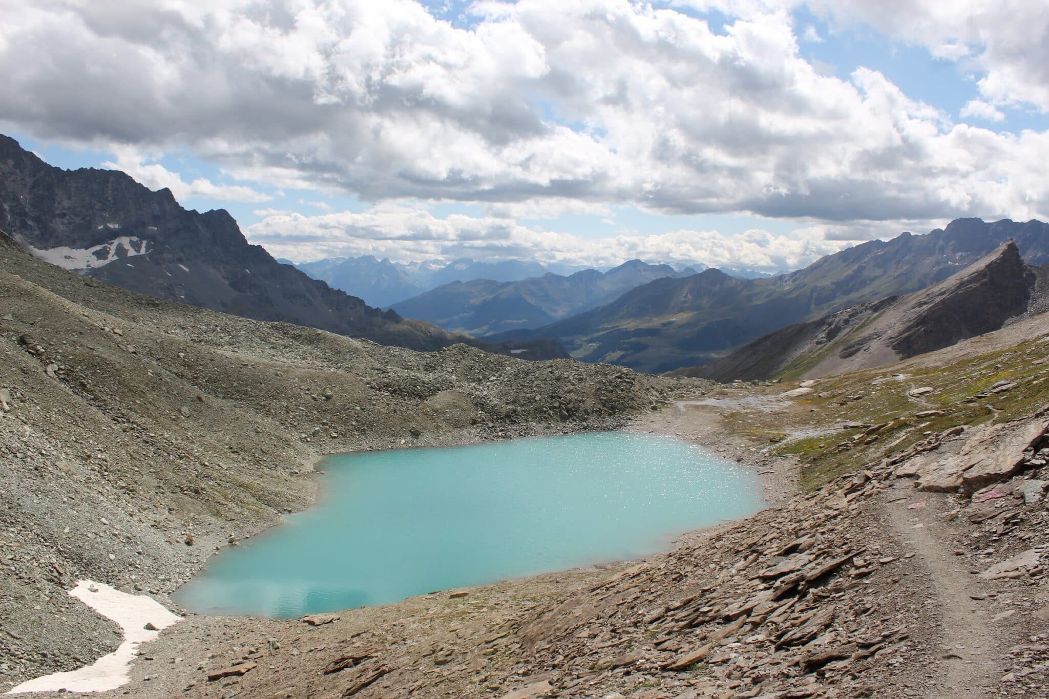 montanhas e lago nos alpes suiços