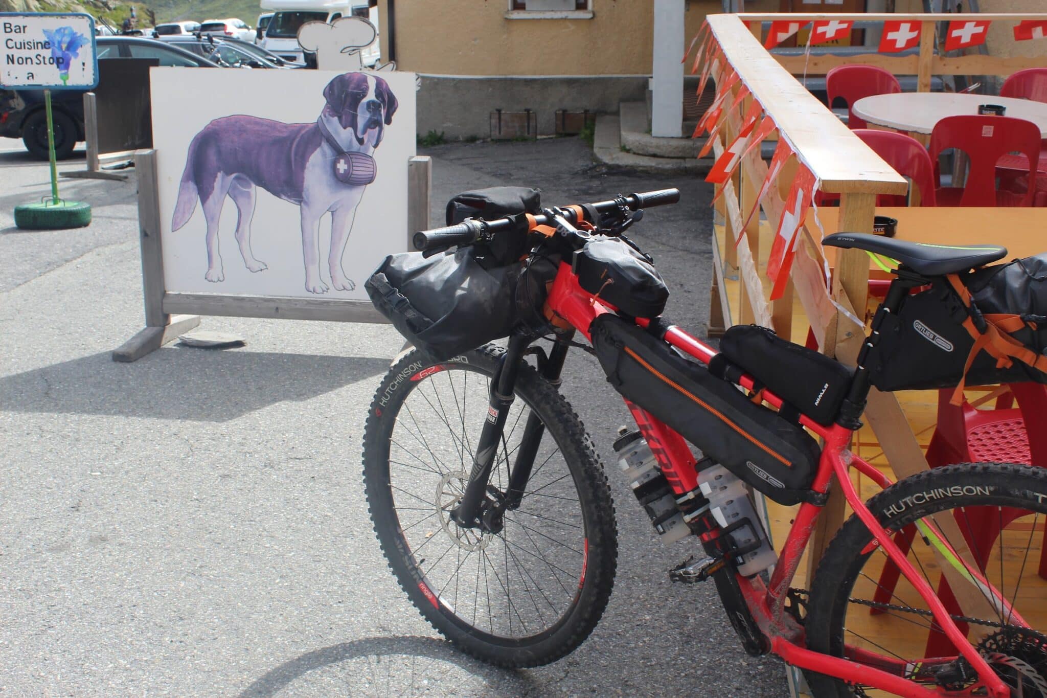 Mountain bike com bolsas de bikepacking no col du gran saint bernard