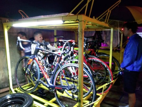 Bicicletas na carreta a noite