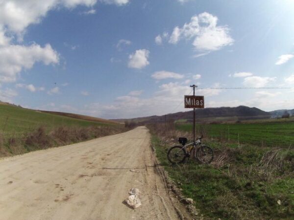 gravel-road-in-Milas-romania (1)