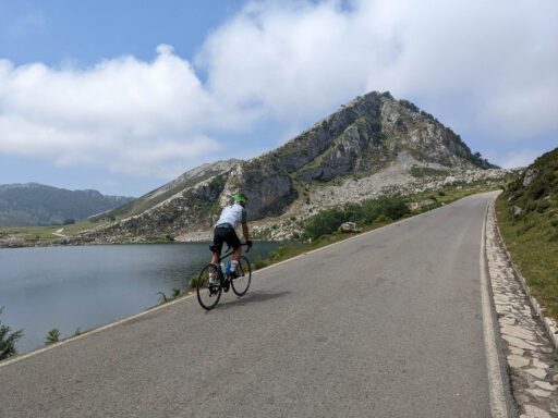 ciclista numa subida difícil de speed no asfalto nas montanhas com bike de estrada felix wong