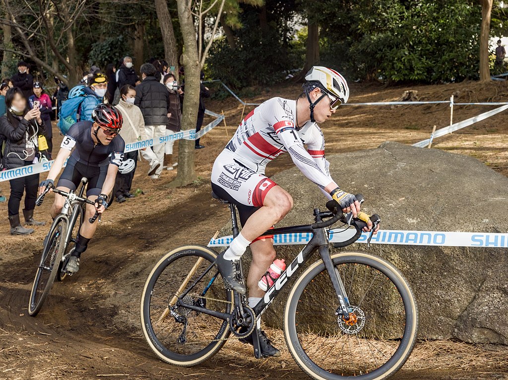 competição de ciclocross com ciclistas fazendo curva