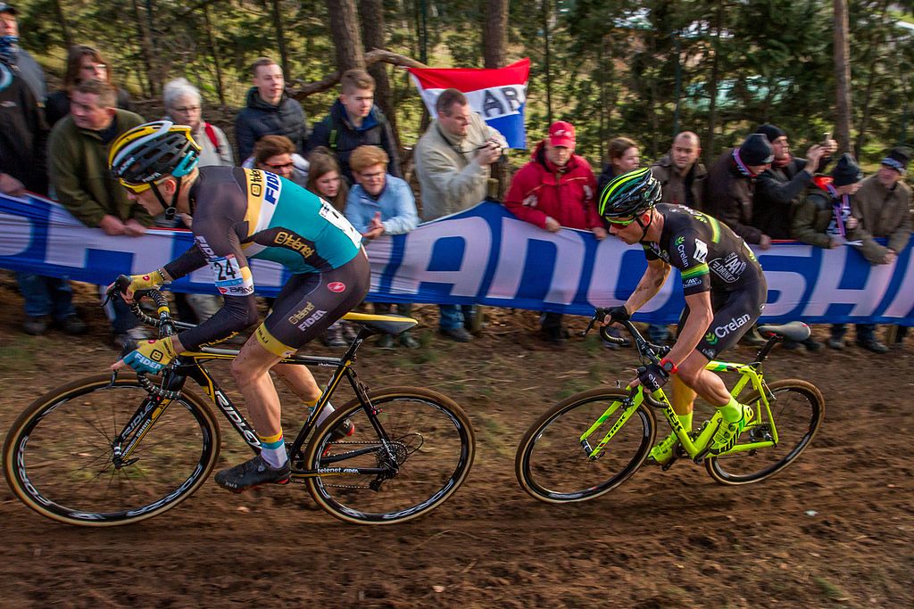 competição de ciclocross com ciclistas pedalando em pé