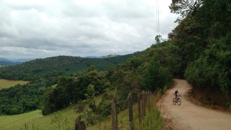 Por que MTB no Brasil é em estrada de terra, e pouco em trilhas?