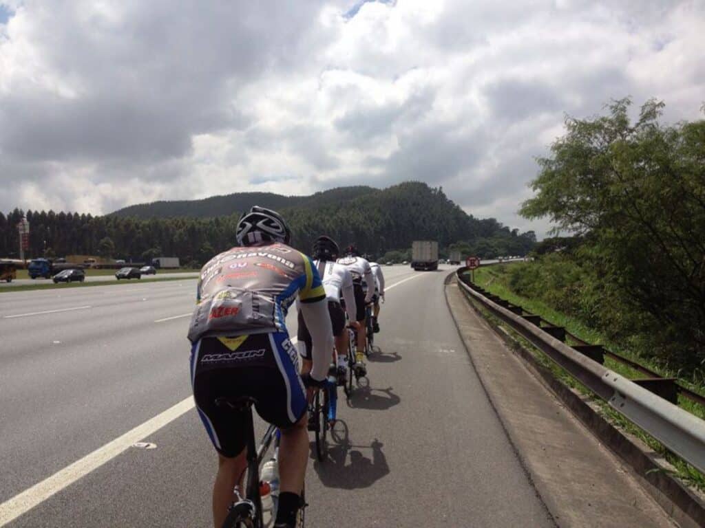 ciclistas na rodovia bandeirantes