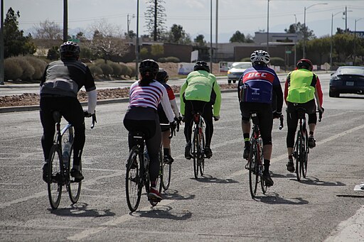 ciclistas pedalarndo com diversos tipos de bicicleta