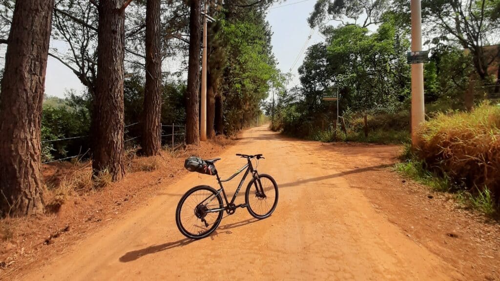 estrada de terra próximo à represa de piracaia com bike riverside 520