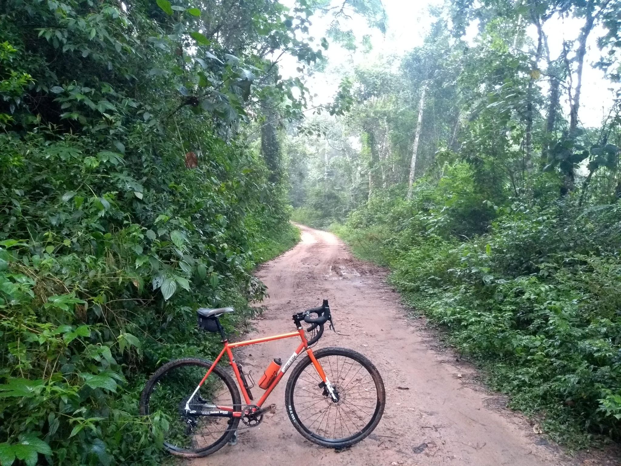 gravel bike pedalando na represa atibainha