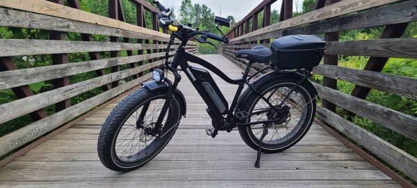 bicicleta elétrica com bagageiro em uma ponte de madeira