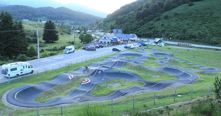 1024px-Pump_track_de_Campan_(Hautes-Pyrénées)_1