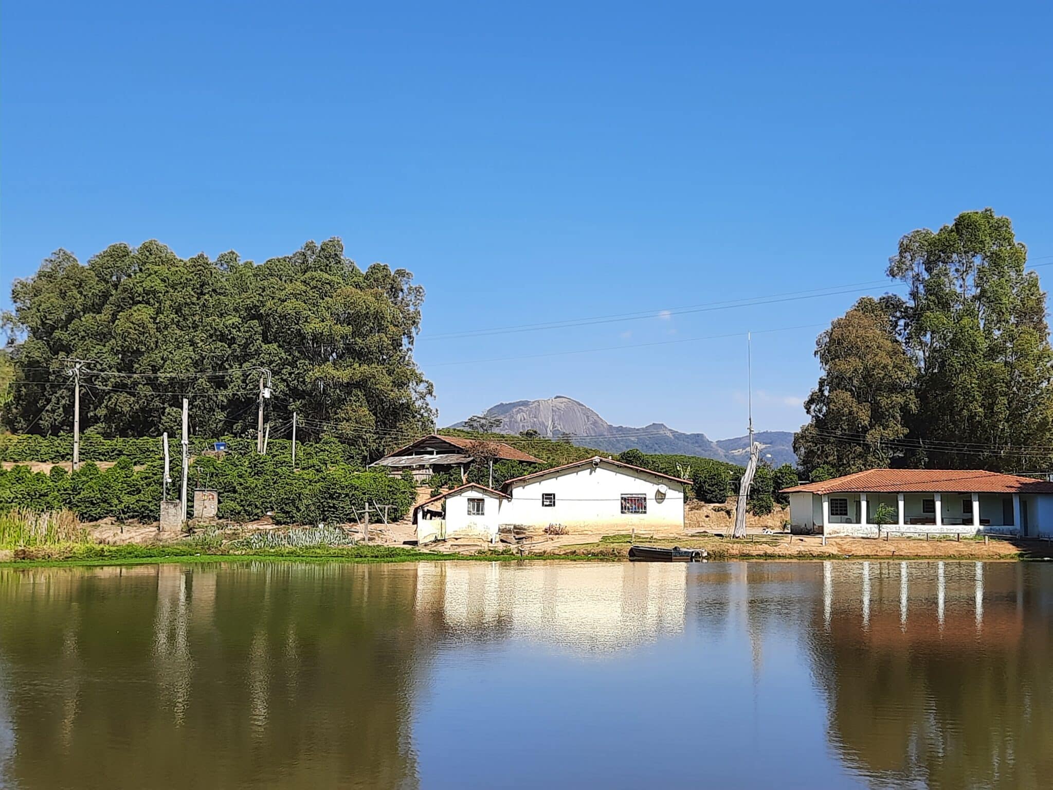 Lago no pé da Pedra do Elefante na Rota do Vulcão