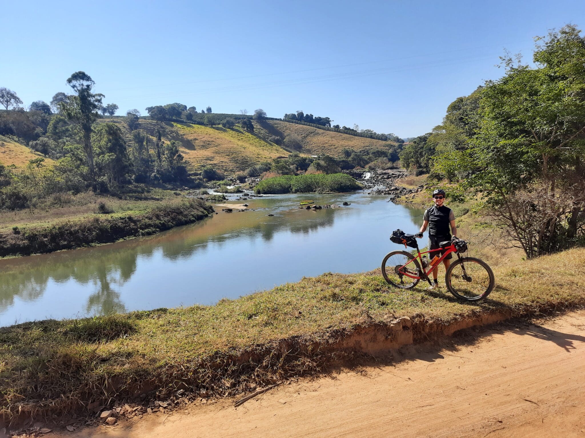 cicloturista fernando cintra de bike no rio pardo na rota do vulcão