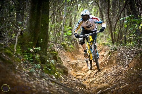 ciclista praticando mtb enduro