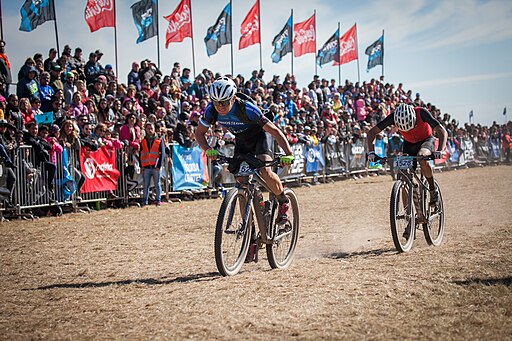 ciclistas de mtb em sprint em competição de bike