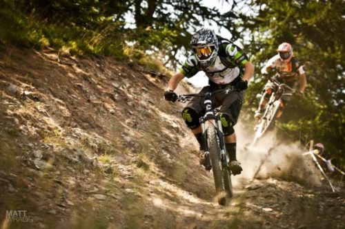 ciclistas praticando mountain bike enduro