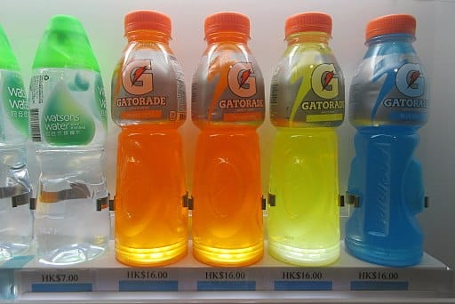 isotônicos numa prateleira de supermercado com gatorade